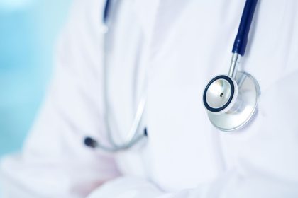 Speranta TV | Un fals medic din Africa de Sud, care avea sute de mii de urmăritori pe TikTok, a fost arestat