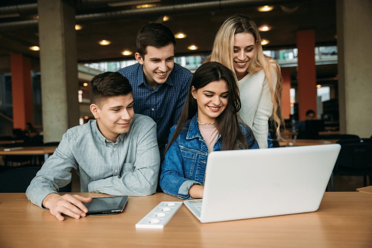 Speranta TV | Bursele sociale pentru studenţi vor creşte de la 580 la 900 de lei în acest an universitar