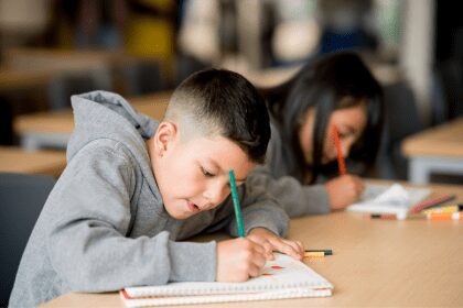 Speranta TV | 410.000 de copii proveniți din familii sărace ar urma să primească vouchere pentru achiziționarea rechizitelor și a hainelor