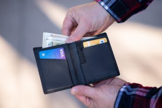 Speranta TV | Guvernul renunță la noile plafoane pentru plățile cash și le menține pe cele care sunt deja în vigoare, cu două excepții, legate de banii din casierie și deconturi