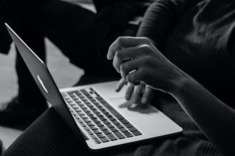 Speranta TV | Specialiștii avertizează că infractorii cibernetici utilizează tehnologia "deepfake" pentru a promova oportunități false de investiții pe rețelele sociale