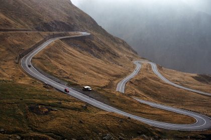 Speranta TV | Transfăgărășanul și Transalpina, pline de turiști. Cele două șosele vor fi închise la prima zăpadă