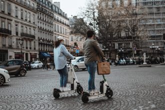 Speranta TV | Se pregătesc noi reguli pentru trotinetele și bicicletele electrice. Copiii sub 16 ani nu vor mai putea conduce. Casca devine obligatorie