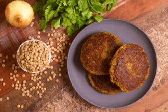 Speranta TV | Burger Vegan din Linte: Rețeta Excepțională la Arta Bucătariei Vegane cu Dr. Szallos-Farkas Konrad