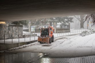 Speranta TV | Protest al transportatorilor și fermierilor. Un singur tractor adus pe o platformă, în Piaţa Constituţiei din Bucureşti