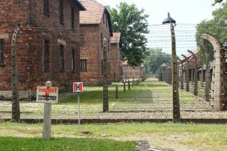 Speranta TV | Marcel Ciolacu: Rana lăsată de Holocaust în mentalul colectiv românesc poate fi tratată doar prin asumare onestă