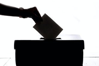 Speranta TV | Comasarea alegerilor. Coaliția de guvernare încearcă să ajungă astăzi la o înțelegere