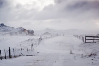 Speranta TV | Furtună de zăpadă în SUA cu rafale de 300 km/oră: Drumuri naționale și stațiuni închise, zeci de mii de oameni fără electricitate