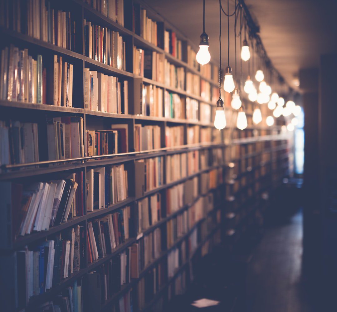 Speranta TV | Aranjarea bibliotecii, adusă la rang de artă: Cum pot aranja cărțile favorite