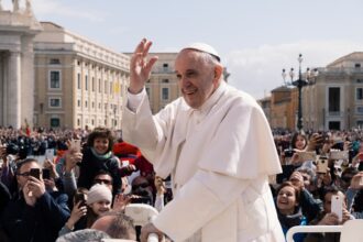 Speranta TV | Papa Francisc a primit balonul oficial al EURO 2024, de la cancelarul Olaf Scholz