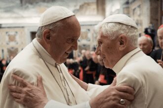 Speranta TV | Lumea religioasă azi - „Benedict m-a susținut cu privire la drepturile cuplurilor LGBT”, spune Papa Francisc / Franța: Emmanuel Macron a anunţat în premieră că susţine o nouă legislaţie referitoare la sfârşitul vieţii / O fostă vrăjitoare convertită a botezat 200 de oameni pe o plajă din Florida - Invitați: Valeriu Petrescu, Benone Lupu, Janina Mihalache