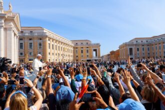 Speranta TV | Peste 30 de mii de oameni au participat la liturghia din Piața Sfântul Petru, în duminica Paștelui catolic