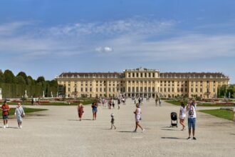 Speranta TV | Palatul Schonbrunn, fostă reședință de vară a Împăratului Franz Joseph și a Prințesei Sisi, vizitat de milioane de turiști anual