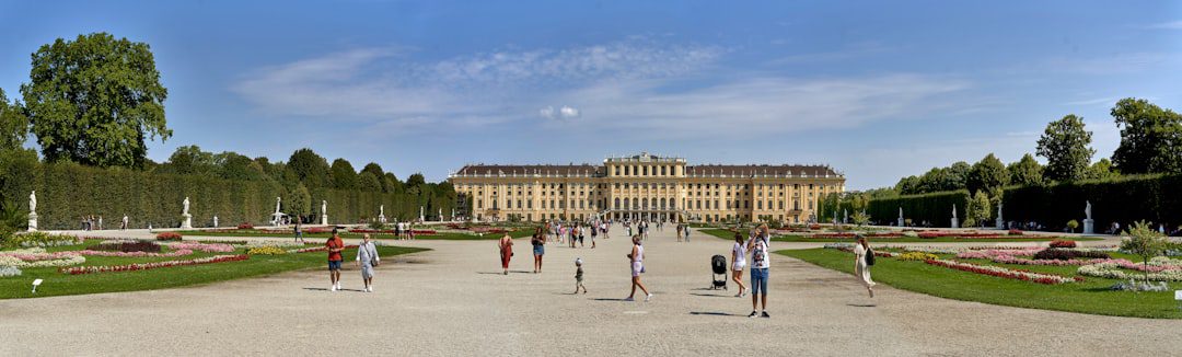 Speranta TV | Palatul Schonbrunn, fostă reședință de vară a Împăratului Franz Joseph și a Prințesei Sisi, vizitat de milioane de turiști anual