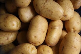 Speranta TV | Cultivarea cartofului începe să redevină atractivă pentru fermierii români. Producția internă asigură 45 la sută din necesarul de consum. Restul se importă