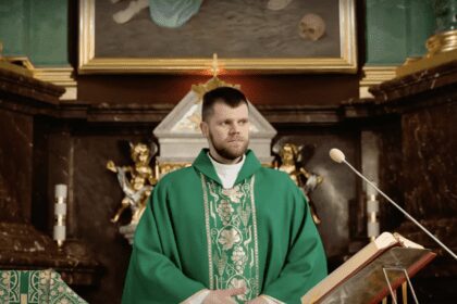 Speranta TV | Lumea religioasă azi - „Preoții vorbesc uneori mult și nu se înțelege ce vorbesc”, spune Papa / Preot DJ, devenit vedetă în rețelele sociale / „Dumnezeu este bun? Tot timpul!”: o atletă germană își mărturisește credința după victoria ei la Campionatele Europene de atletism - Invitați: Lucian Floricel, Benone Lupu, Janina Mihalache