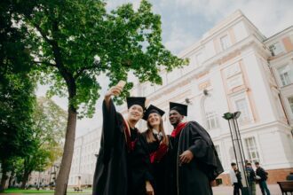 Speranta TV | Polițiștii au destructurat o rețea care falsifica diplome de bacalaureat. Un proiect de lege prevede sancțiuni mai mari pentru cei prinși cu astfel de falsuri