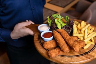 Speranta TV | Un leu din patru cheltuiţi la restaurant se duce pe fast-food. Preţul pe care îl plătim este însă unul mult mai mare: apar probleme de sănătate