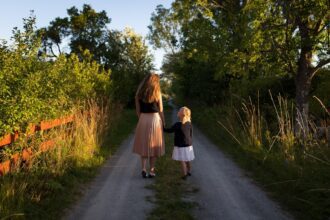 Speranta TV | Mamele ar putea ieși mai devreme la pensie. Proiect în dezbatere la Senat