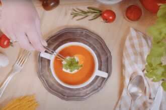 Speranta TV | Arta bucătăriei vegane - Paste de orez cu legume și sos de arahide cu cremă de cocos