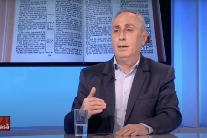 Speranta TV | Lumea religioasă azi - Guvernul canadian ia în considerare schimbarea statutului fiscal al bisericilor / A murit omul care a purtat o cruce în jurul lumii / Povestea din spatele literelor roșii din Biblia ta - Invitați: Lucian Floricel, Lucian Răcilă, Janina Mihalache