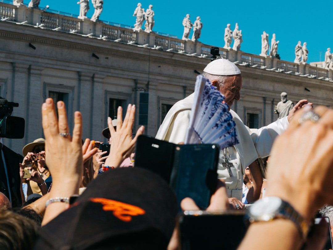 Speranta TV | Papa Francisc a fost decorat de președintele american Joe Biden cu Medalia prezidențială a libertății, cea mai înaltă distincție civilă din SUA