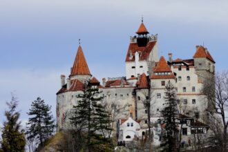Speranta TV | Branul, atracție turistică fără trotuare