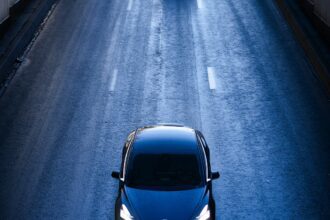 Speranta TV | Târg auto în curtea Casei Albe. Deși nu conduce, Trump și-a cumpărat o mașină Tesla, pentru a-l susține pe Musk