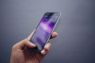 Speranta TV | Excesul de tehnologie, efecte asupra copiilor. Telefonul mobil deformează coloana vertebrală