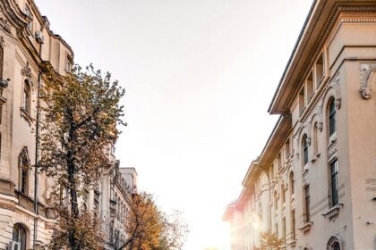 Speranta TV | Aglomerație pe bulevardele adiacente, după ce au început lucrările pentru înlocuirea planșeului din Piața Unirii din Capitală