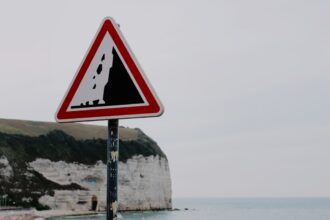 Speranta TV | Un sistem avansat de monitorizare a căderilor de stânci, montat pe DN10, care leagă Buzăul de Brașov