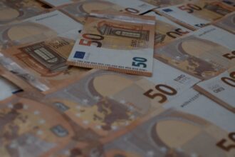 Speranta TV | Leul, la un minim istoric după alegeri. Șocul va fi resimțit în prețuri și dobânzi. BNR a încercat să țină cursul stabil