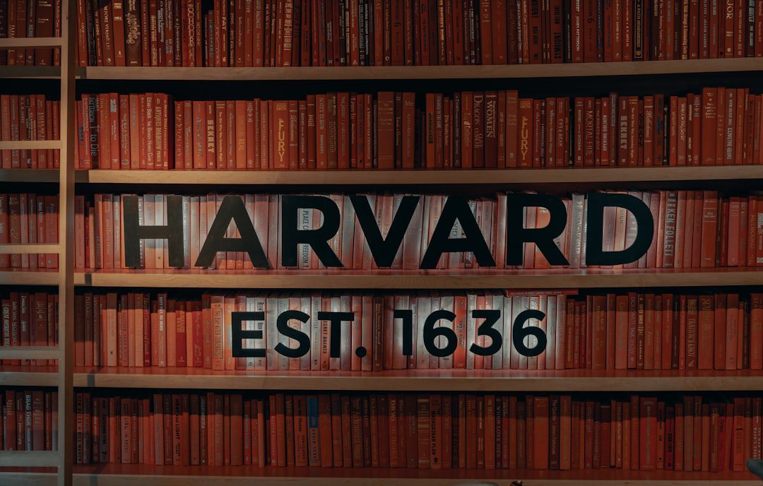 Speranta TV | Ministerul Educației ‘urmărește cu atenție’ situația studenților români de la Universitatea Harvard