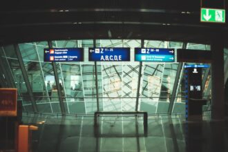 Speranta TV | Noua regulă UE pentru lichidele în avion creează confuzie în aeroporturi. Pasagerii riscă taxe de până la 130 de euro