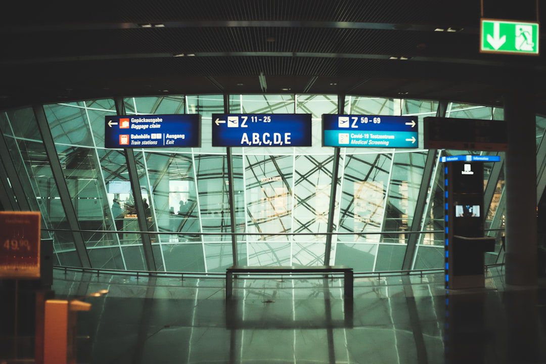 Speranta TV | Noua regulă UE pentru lichidele în avion creează confuzie în aeroporturi. Pasagerii riscă taxe de până la 130 de euro