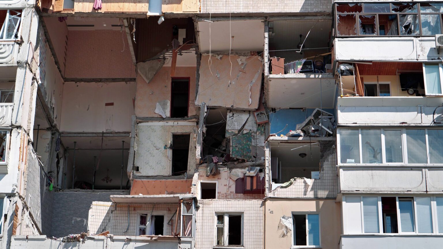 Speranta TV | Primele cărți de identitate eliberate pentru locatarii din blocul afectat de explozie din București, care și-au pierdut documentele