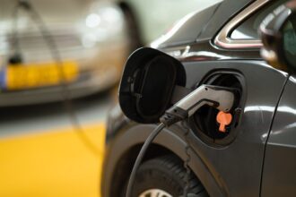 Speranta TV | Infrastructura de reîncarcare a maşinilor electrice, în declin, în România