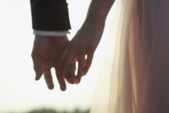 Speranta TV | Proiect de lege: Soția poate păstra numele fostului soț după divorț, chiar și fără acordul acestuia
