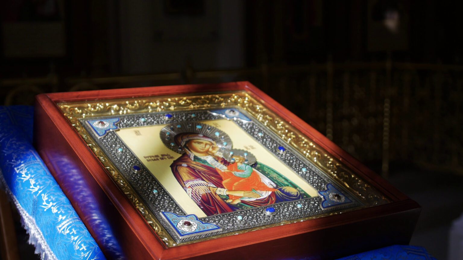 Speranta TV | Patriarhia: Trei sute de mii de oameni au trecut, în zece zile, prin Altarul Catedralei Naţionale