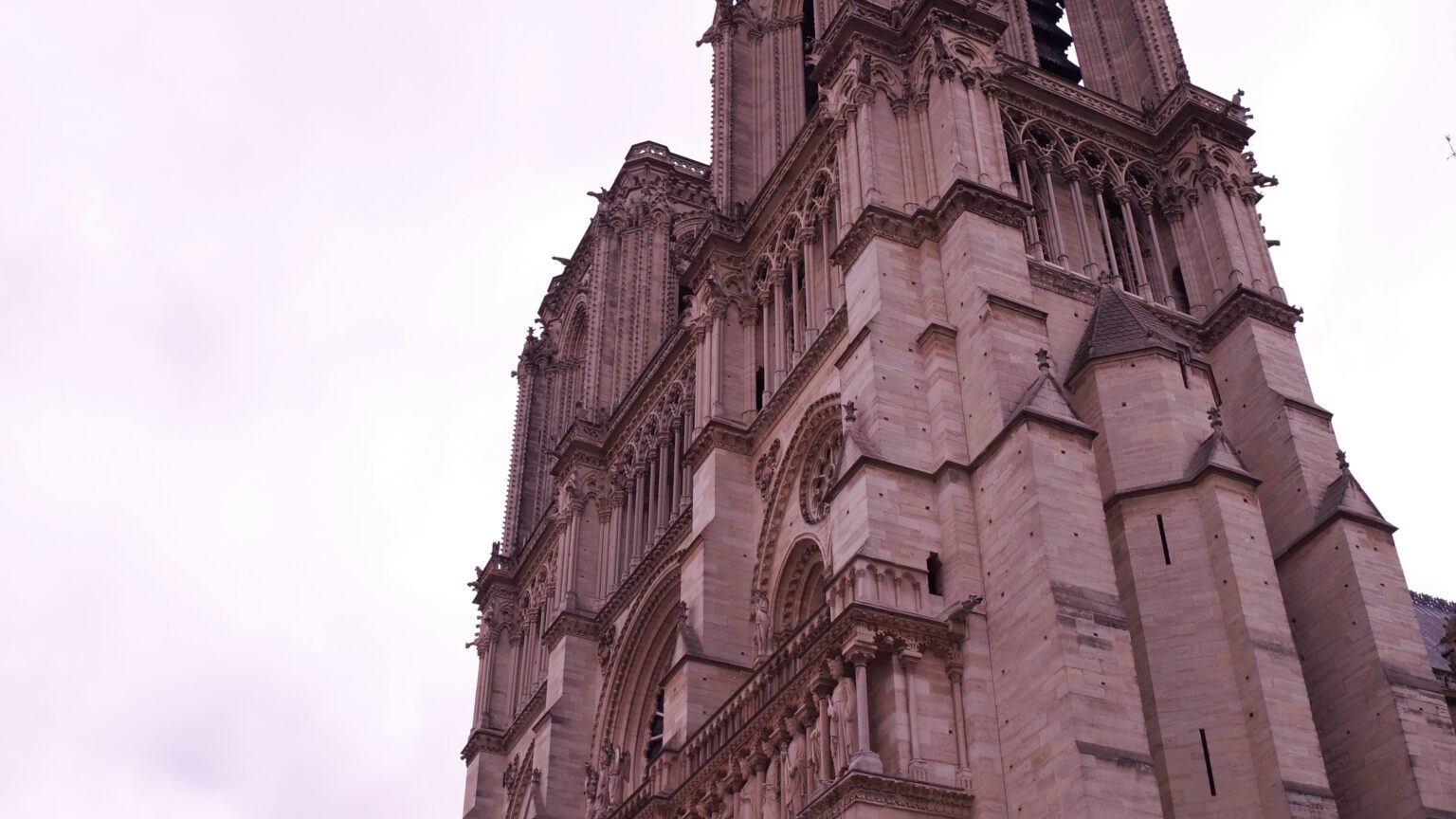 Speranta TV | La un an de la redeschidere, Notre Dame depăşeşte Luvrul şi Turnul Eiffel la numărul de vizitatori