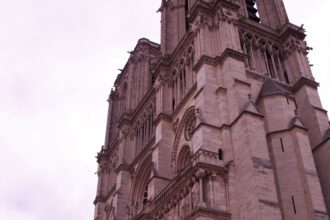 Speranta TV | La un an de la redeschidere, Notre Dame depăşeşte Luvrul şi Turnul Eiffel la numărul de vizitatori