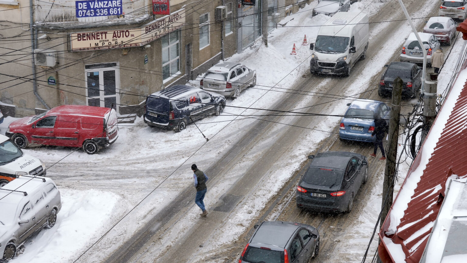 Speranta TV | Vreme de iarnă în Capitală, cu viscol, ghețuș și 10 mașini avariate