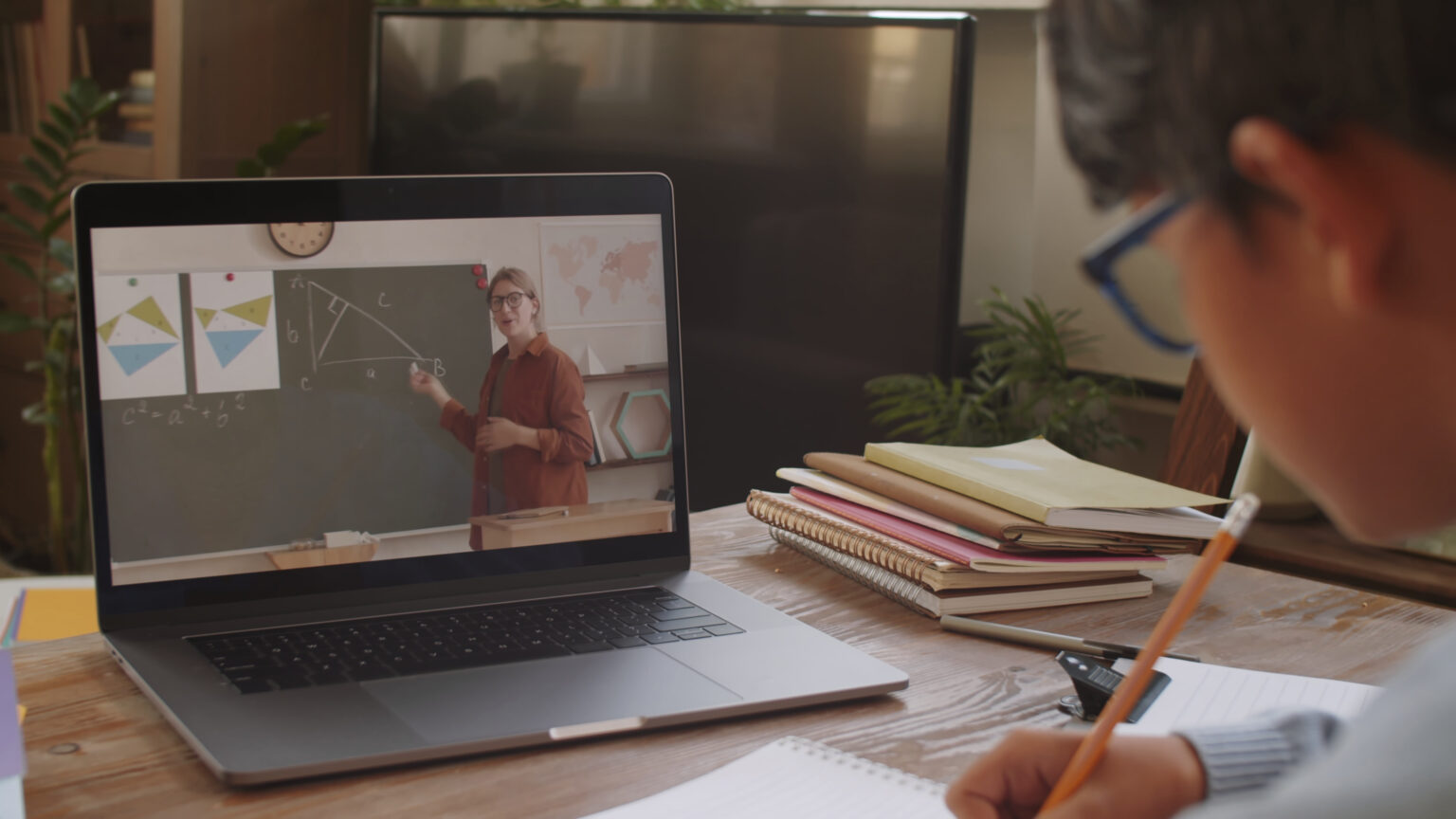 Speranta TV | Ore de siguranță online, la școală. Educație media și digitală, o nouă disciplină obligatorie