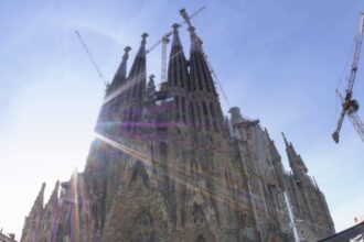 Speranta TV | Barcelona dublează taxa turistică pentru a finanţa construcţia de locuinţe accesibile
