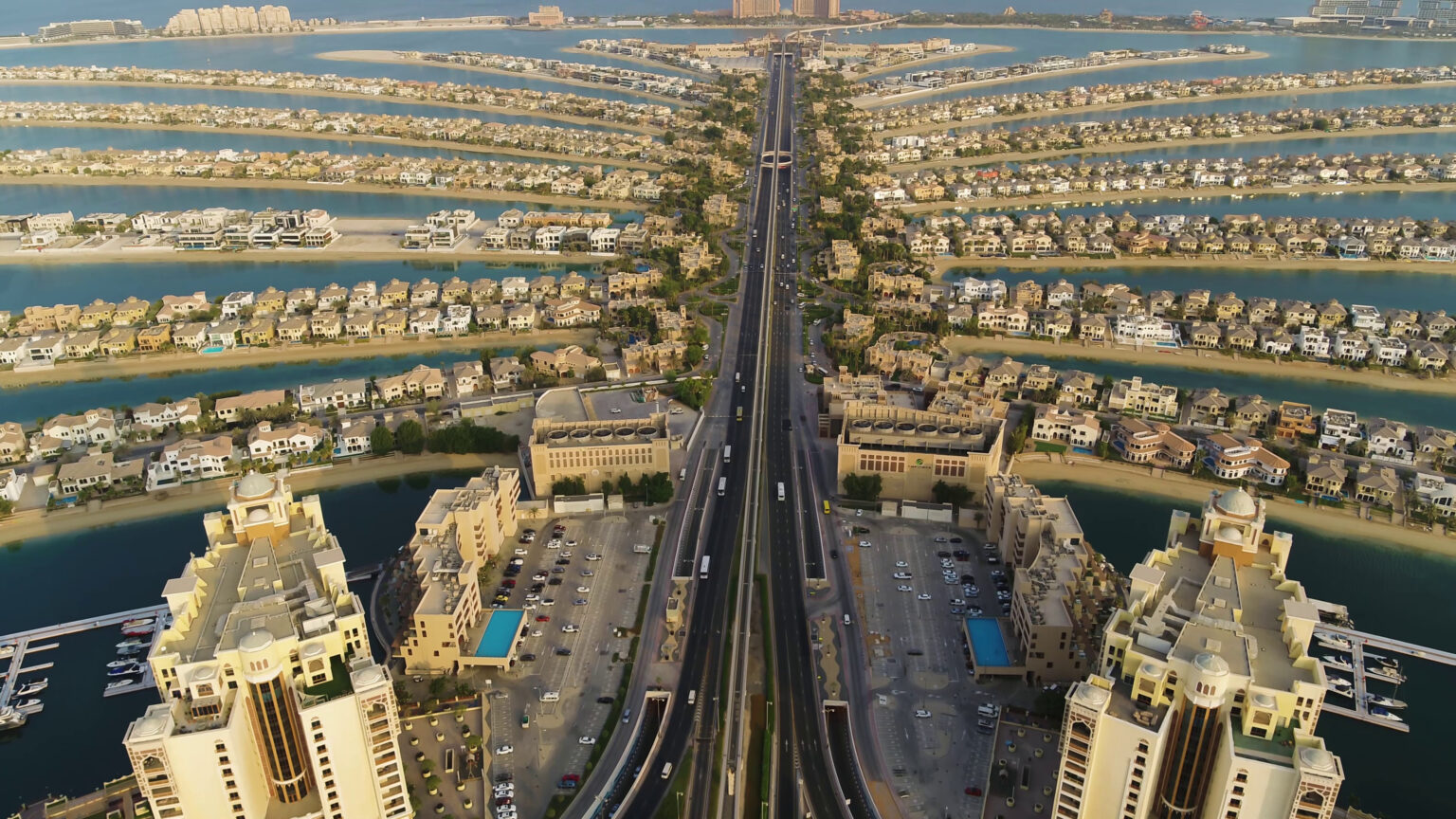 Speranta TV | Explozie pe celebra insulă artificială Palm Jumeirah din Dubai. Patru răniţi în urma incendiului