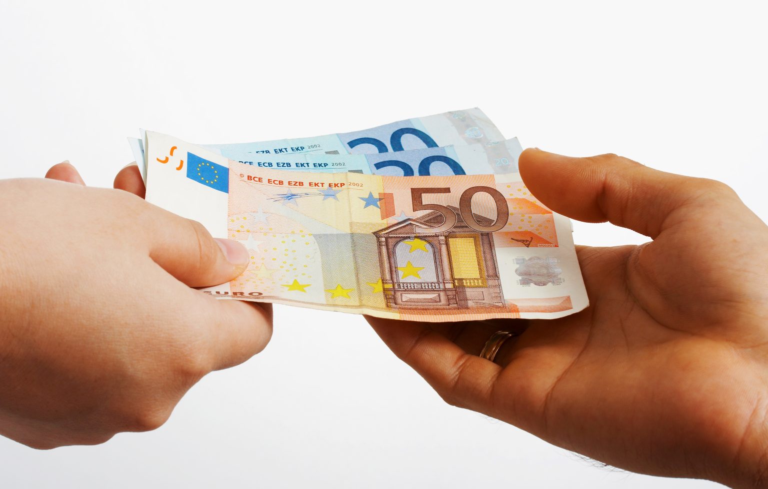Speranta TV | Reguli noi pentru transparența salariilor. Românii vor putea şti dacă sunt plătiţi mai prost decât colegii lor