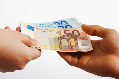 Speranta TV | Reguli noi pentru transparența salariilor. Românii vor putea şti dacă sunt plătiţi mai prost decât colegii lor