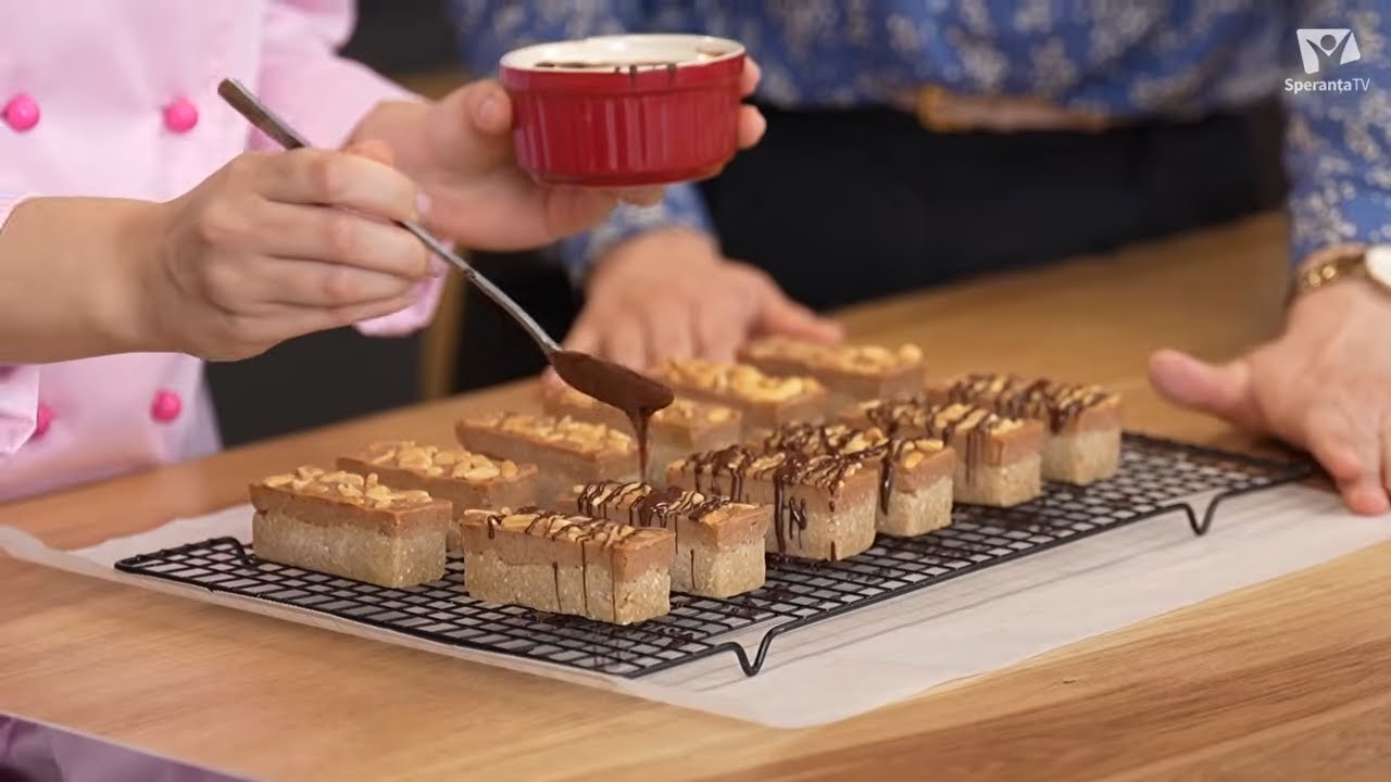Galetă rustică cu brânză de capră și batoane Snickers raw vegane | Poftă de viață - Adina Grigore