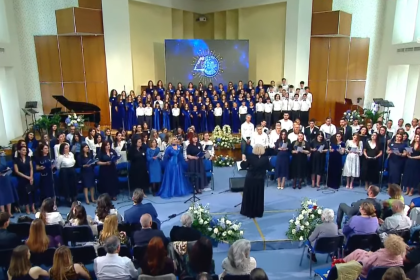 Speranta TV | Corul „Flori și Stele” a sărbătorit, în data de 25 aprilie, 40 de ani de activitate muzicală printr-un concert aniversar organizat la Universitatea Adventus din Cernica