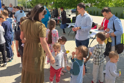 Speranta TV | Familia este locul în care copiii deprind, prin gesturi simple și experiențe de zi cu zi, încrederea, comunicarea și apropierea de ceilalți